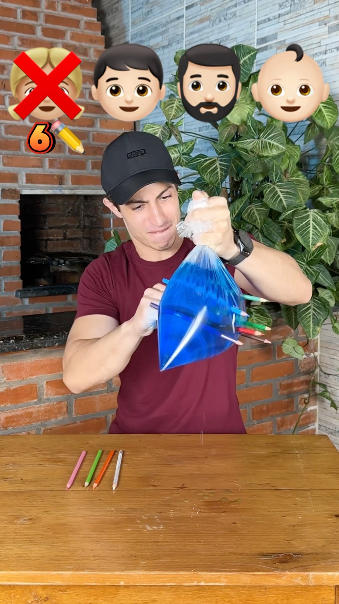 Quem vai colocar todos os lápis no saco sem rasgar?!? #shorts #challenge