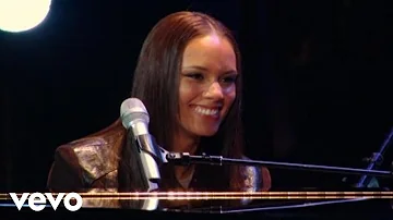 Alicia Keys - Fallin' (Live at NYU Yahoo Pepsi Smash)