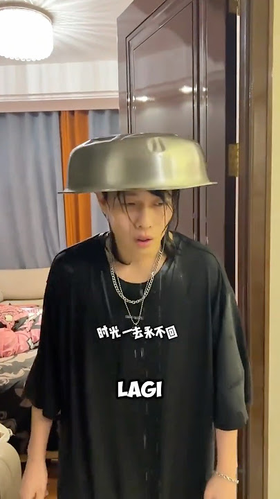 The long-haired guy was teased by his friends 🤣