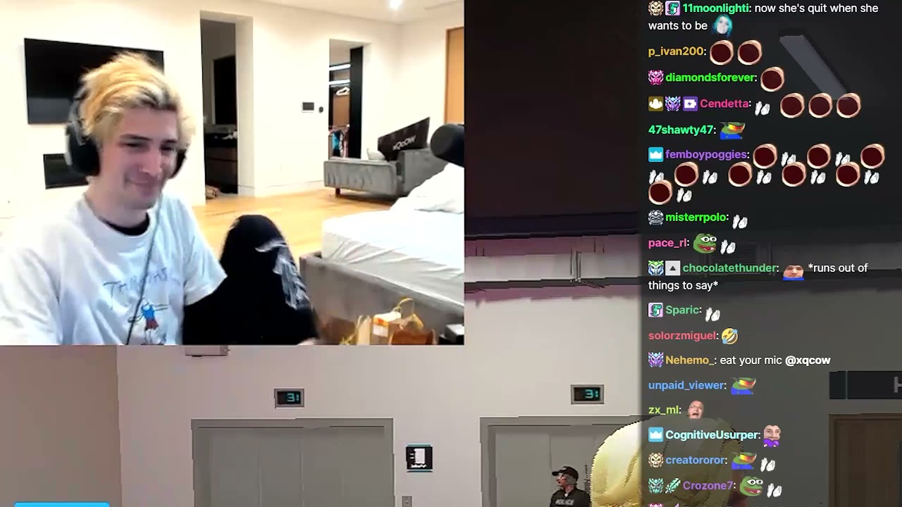 (WARNING LOUD) xQc turning up his Mic to Max Gain after a Cops keep yelling at short distance to him