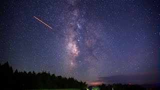 満天の星空に流れるペルセウス座流星群鳥取 大山・島根 三瓶山タイムラプス 2023年月