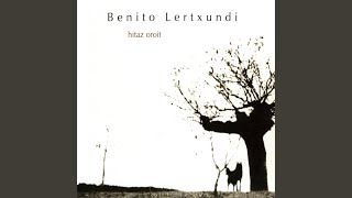 Video thumbnail of "Benito Lertxundi - Oro irriño bat"