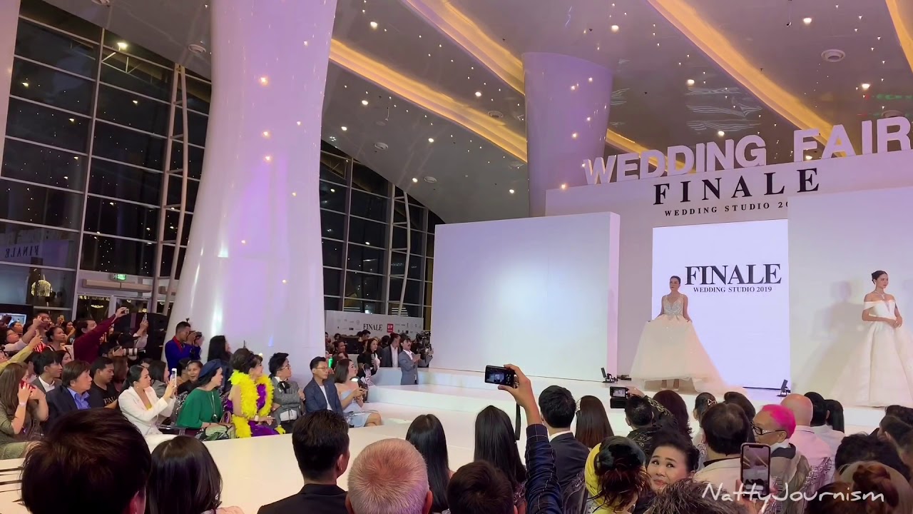 เชียร์ ฑิฆัมพร เดินแบบในชุดเจ้าสาว สวยสง่ามาก พร้อมเสียงกรี๊ดล้นหลาม 11/5/19