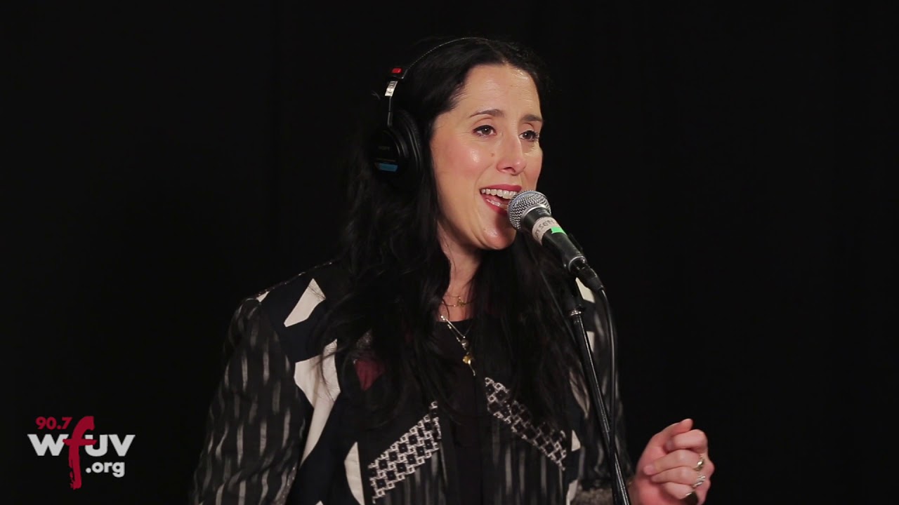 The Watson Twins - "Playing Hearts" (Live at WFUV)