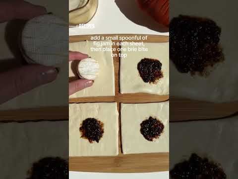 Mini pumpkin baked brie bites