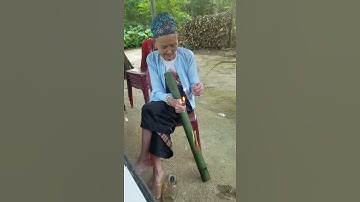 Bà cụ mường dạy và hút thuốc lào đỉnh cao