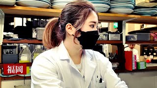 La cocinera es una chica de 23 años. Restaurante de sushi japonés.