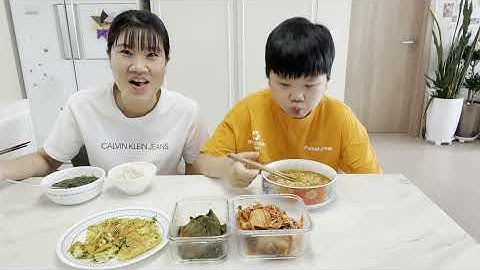 Bữa trưa đạm bạc, hai mẹ con mỗi người một món / cuộc sống hàn quốc