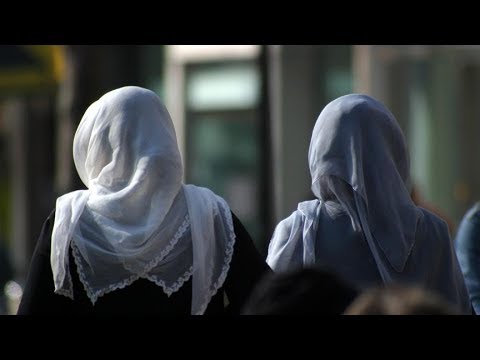 Başörtüsünü çıkaran Kadınlar