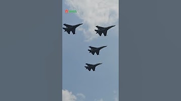 Chiến đấu cơ chao lượn giữa bầu trời khu vực Ba Đình, luyện tập cho đại lễ kỷ niệm Quốc khánh 2-9