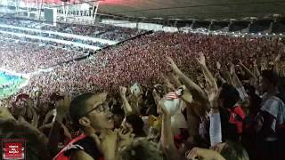 Jogadores e torcida do Flamengo comemoram a classificação na Libertadores - Fla x Emelec