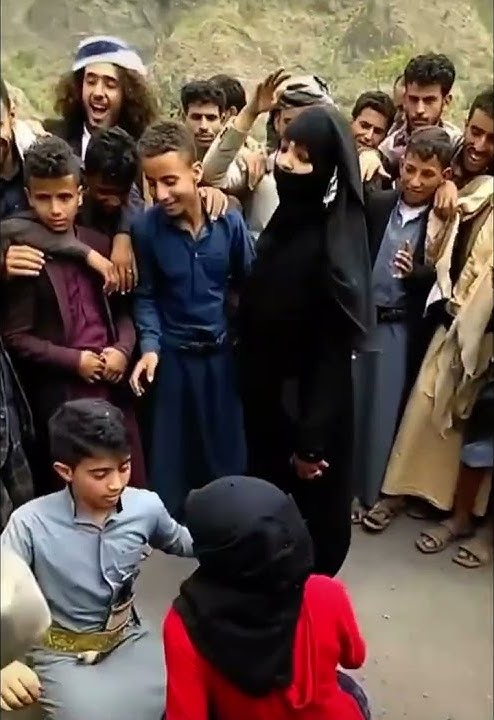 رقص يمنيات امام الرجال على المزمار🔥الرقص المختلط من تراث اليمن عالمزمار وبالاعراس