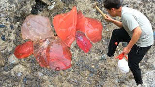 The secret treasure of abandoned mines, a garden full of beautiful crystal stones!