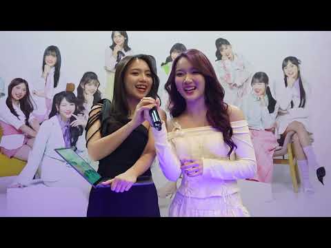 Gracia & Marsha JKT48 di Booth Axiooo: JKT "Sister Reunion" Personal Meet & Greet Festival