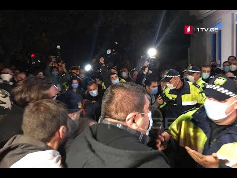 ოპოზიცია ისნის საოლქო საარჩევნო კომისიის შენობაში შესვლას ცდილობდნენ, დაკავებულია რამდენიმე ადამიანი