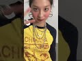 피팅된 어깨 디자인의 컬러 블록 코튼 티