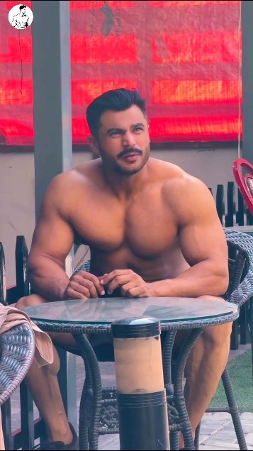 Massive Muscle Man Showing Pure Confidence 💪💥 #youtubeshorts #shorts