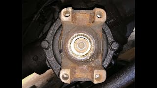 Stuck/seized pinion yoke on Chevrolet P30 1989 RV by Pierre Forget 2,502 views 3 years ago 1 minute, 13 seconds
