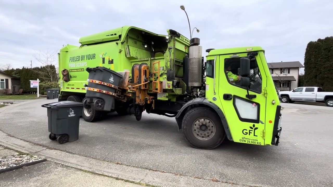 GFL Mack LR Labrie automizer packing trash