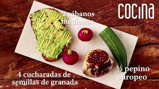 Tostadas con aguacate y toppings