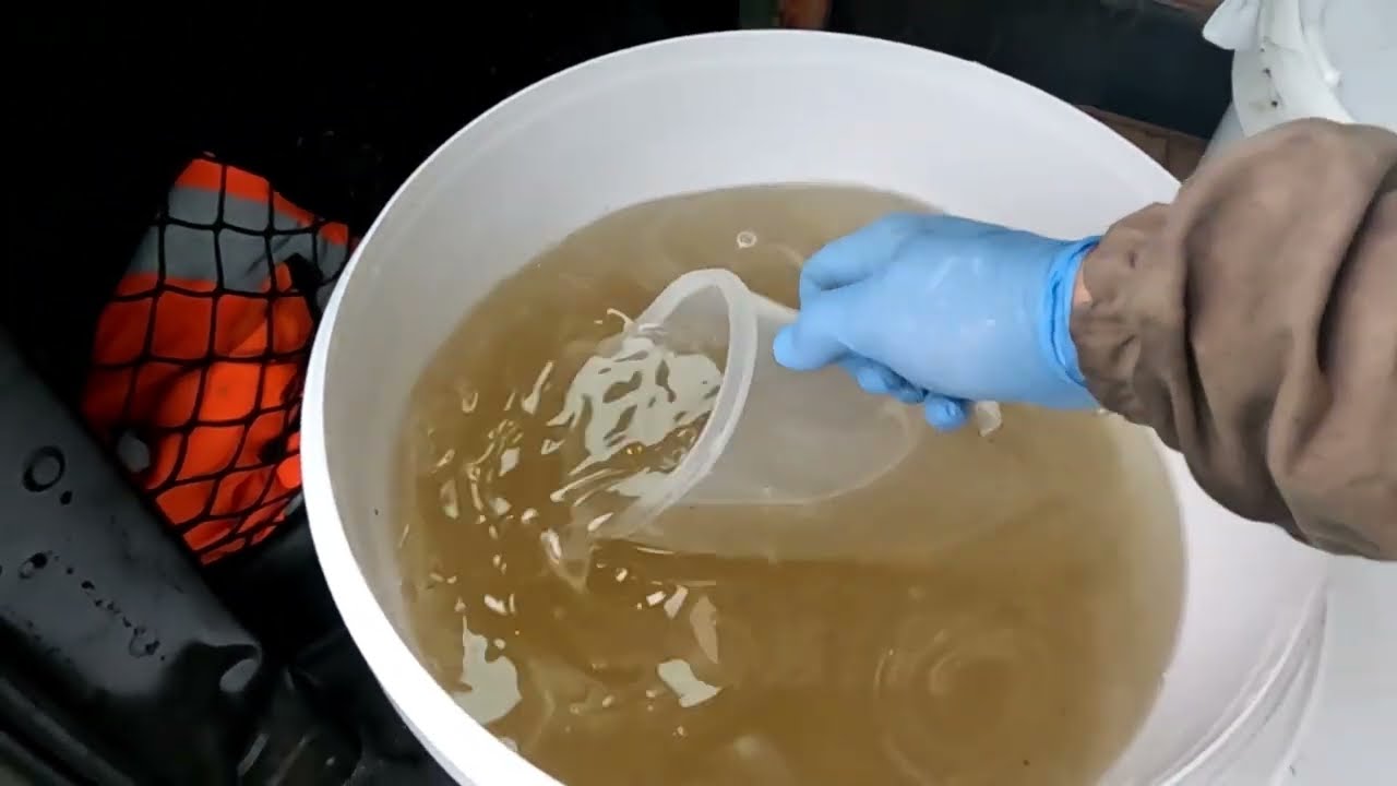 Uzupełniam zapasy po miodobraniu, uwaga na głód w pasiece!