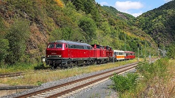 VEB 218 139 + 2299 + 850 komen met drie schienenbussen door Ediger-Eller!
