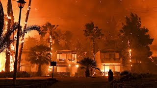 Tűzvész elől menekítik az embereket a Korinthoszi-öböl mentén
