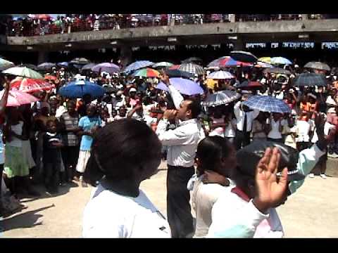 Jonathan Reyes Predicando en Haiti (Marzo 2010) Pa...