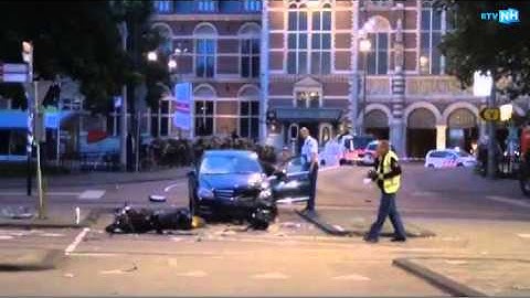Enorme ravage na ongeluk met politieauto in Amsterdam