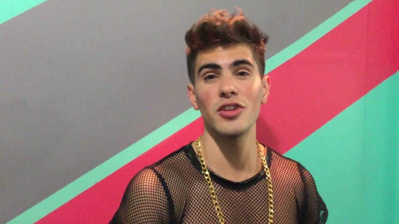 Fer Vázquez nos cuenta qué lo hace florecer bailando lyrics english