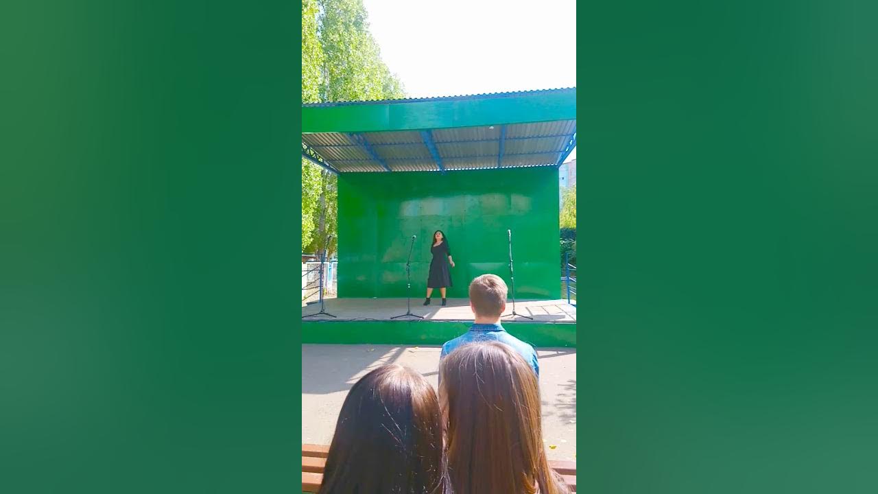 Нарушения на выборах. Ограждение вокруг мусорки. Дети читают во дворе. Нарушения на выборах. Улица слепнева 15 гатчина.