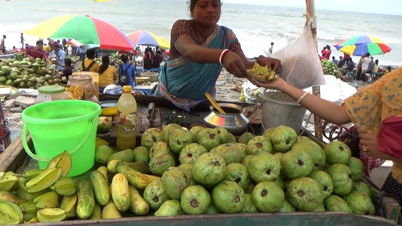 Bengali Hardworking Lady | Selling Pyara Makha ( Spicy Guava ) | Indian Street Food | Indian Food Loves You