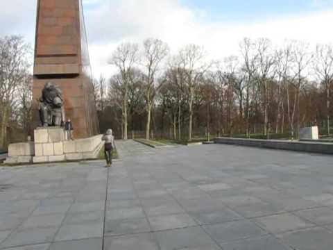 Video: Spomenik vojniku-oslobodiocu u Berlinu. Spomenik u berlinskom Treptower Parku