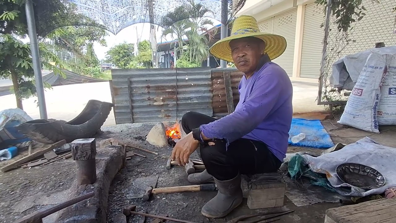 พามาดูช่างตีมีดแบบโบราณ#อำเภอบ้านกรวด #อะไรก็ถ่ายชำนาญบ่าวไทบ้าน #คนชายแดน 