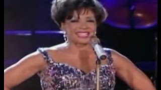 Video-Miniaturansicht von „Shirley Bassey - The Lady Is A Tramp (2009 Live at Electric Proms)“