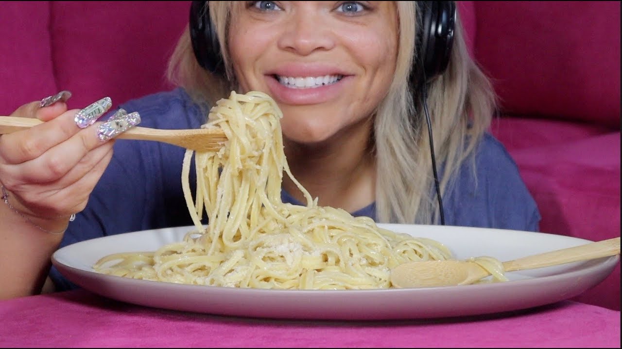 ASMR BUTTERED FETTUCINI NOODLES WITH CHEESE (Big Bites) (No Talking) EATING SOUNDS