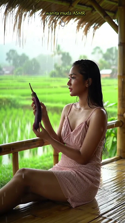 Cewek Santai di Tengah Sawah, Mainin Terong Sambil Duduk di Pondok Bambu #asmr #nature #rain