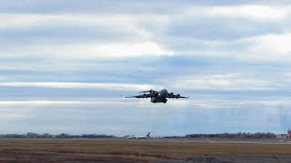 Amazing Boeing C-17 Globemaster III takeoff with engine noise