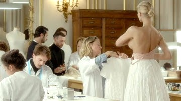 「みんなの前で裸に？」ディオールのドレス試着シーンを目の当たりにし…／映画『オートクチュール』緊迫のディレクターチェック　試着シーン