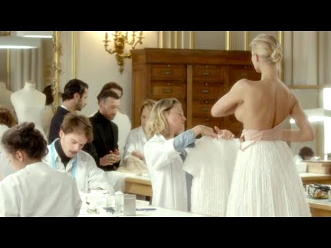 「みんなの前で裸に？」ディオールのドレス試着シーンを目の当たりにし…／映画『オートクチュール』緊迫のディレクターチェック　試着シーン