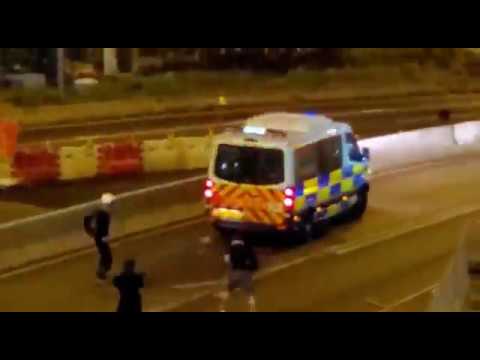 【上環現場/2245】示威者襲擊警車 衝出馬路狂掟雜物