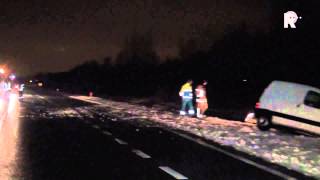 Op De N210 Raakten Autos Van De Weg Door De Gladheid