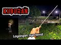 Beginilah suasana menerbangkan layangan di kuburan.