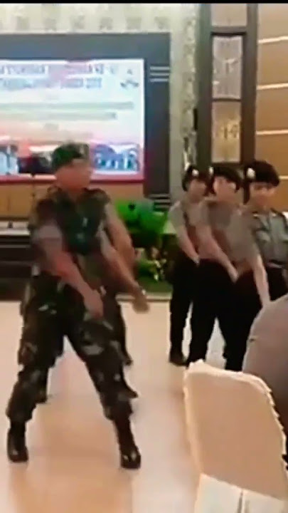 TNI bersama Polwan bergoyang sangat kompak dihadapan penonton #short #tnipolri