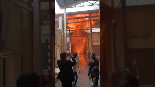 تصاعد حريق سوق المباركية الكويت  من الداخل