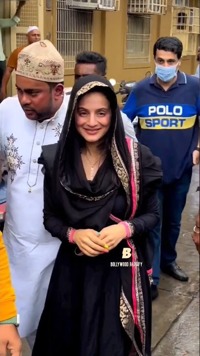 Ameesha Patel Visited Mahim Dargah To Take Blessing #ameeshapatel
