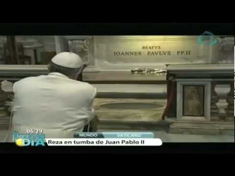 Papa Francisco reza ante tumba de Juan Pablo II