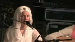 Snatam Kaur - Me and God are One chords