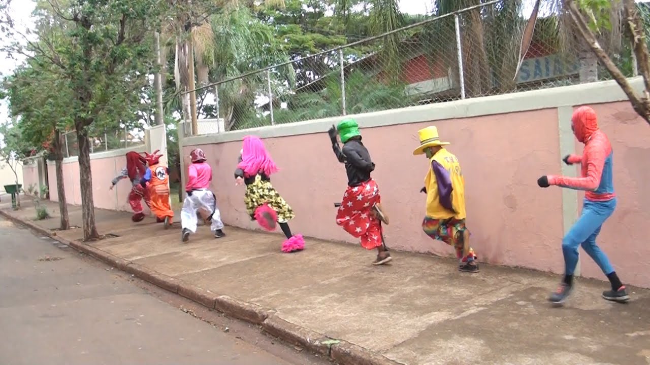 Com Homem-Aranha, Chaves e Fofão, Carreta da Alegria agita ruas de