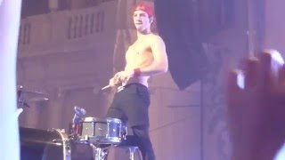 Twenty One Pilots - Ride live in London (Josh drumming)